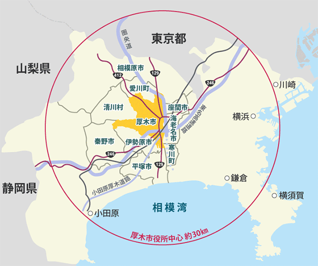 東京都心や羽田空港から約40キロメートル、横浜から約30キロメートルの距離に位置し、アクセスしやすい街