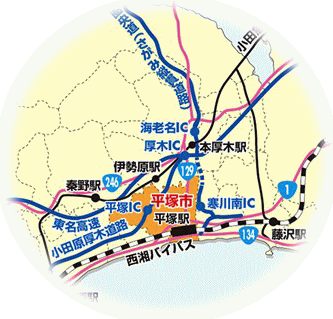 東京都心から63km、羽田空港から約40キロメートル、横浜から約55kmの距離に位置し、アクセスしやすい街